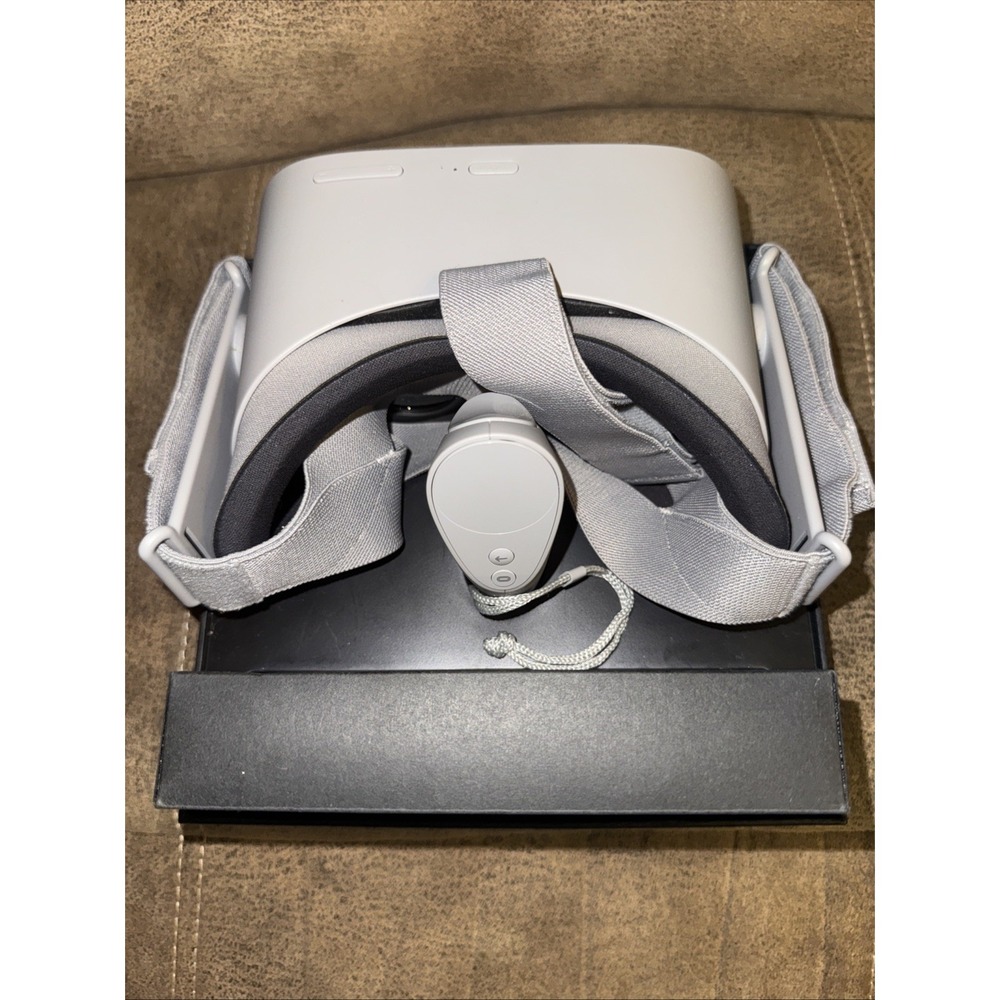 Oculus Go All-In-One VR Headset W/ Controller & Accessories Bundle Working Used - Picture 2 of 11